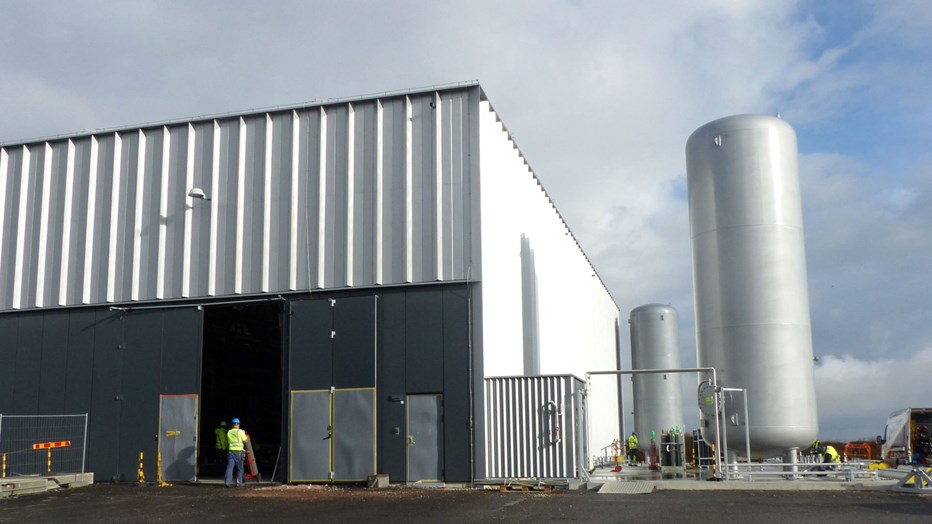 The Cryo Building at ESS in Lund, contains compressors for helium gas, stored in large outdoor tanks. The helium gas is cooled down to 2 Kelvin (K) and then transforms into liquid form, making the accelerator tunnel superconductive. The Cryo Building at ESS in Lund, contains compressors for helium gas, stored in large outdoor tanks. The helium gas is cooled down to 2 Kelvin (K) and then transforms into liquid form, making the accelerator tunnel superconductive.
