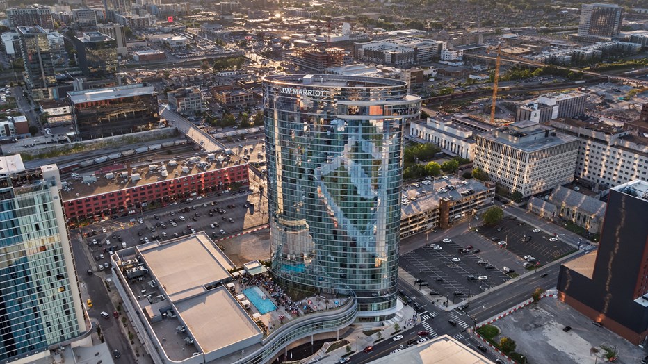 To meet the growing demand for hotel space in the city, Skanska partnered with 8th & Demonbreun LP to deliver a new, 35-story luxury hotel in the heart of Nashville, Tennessee. The new hotel puts guests within easy walking distance of the city’s major attractions, including Nashville’s new convention center — the Music City Center. (Photo credit: Chad Baumer) To meet the growing demand for hotel space in the city, Skanska partnered with 8th & Demonbreun LP to deliver a new, 35-story luxury hotel in the heart of Nashville, Tennessee. The new hotel puts guests within easy walking distance of the city’s major attractions, including Nashville’s new convention center — the Music City Center. (Photo credit: Chad Baumer)