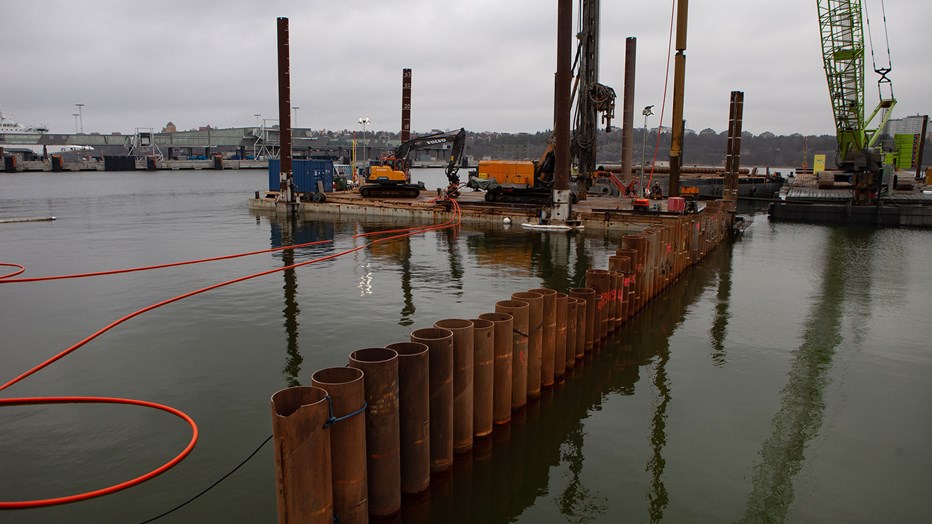 Genom att fylla stålpålar med återvunnet grus i stället för betong har Skanska gjort en stor koldioxidbesparing på Saltkajen i Stockholm. Stålrör sticker fram ovanför vattenytan.