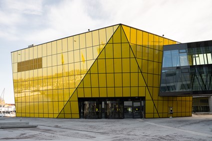 Den vackra fasaden är inbjudande och varm.