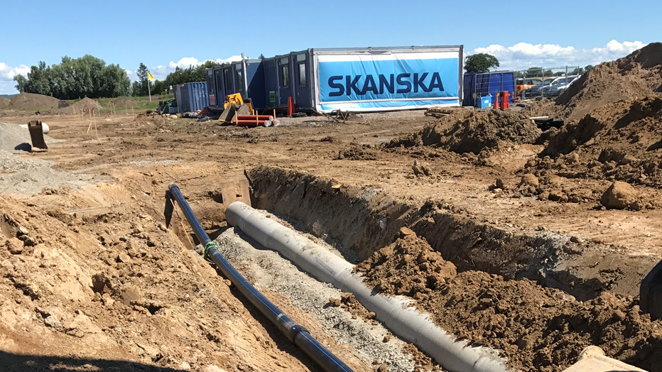 Vi gräver fram och förbereder för el, opto- och fjärrvärme. Vi gräver fram och förbereder för el, opto- och fjärrvärme.