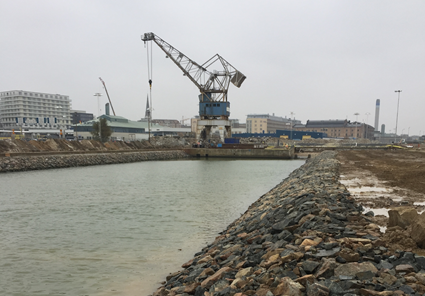 Uppdraget innefattade övertäckning av förorenade bottensediment, stabiliserande fyllnader mot gamla kajlinjer, rivningsarbete samt betongreparationer.  