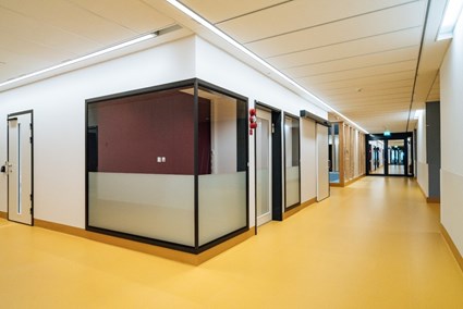 Corridor view towards the administration area – Photographer Kristoffer Marchi
