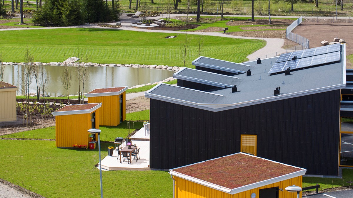 Solpaneler på bostadshus Solallén Växjö