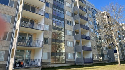 Färgen på fasaderna har blästrats bort och en betonglasyr har använts.