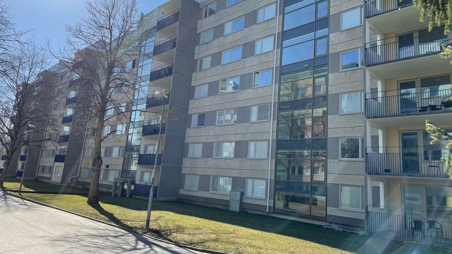 Vi har demonterat fasadväggar i trapphusen och ersatt dessa med glaspartier. Vi har demonterat fasadväggar i trapphusen och ersatt dessa med glaspartier.