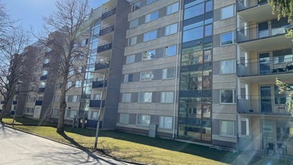 Vi har demonterat fasadväggar i trapphusen och ersatt dessa med glaspartier.