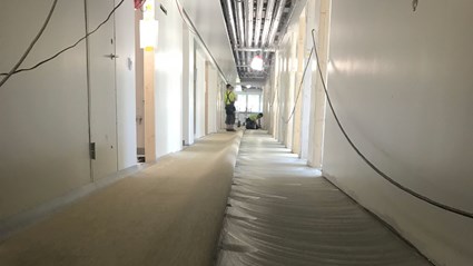 Nya mattor lades i korridorerna