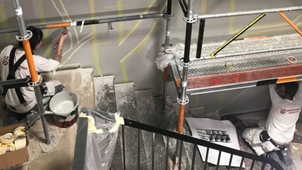 En stor björk målades upp på väggen i trapphuset.