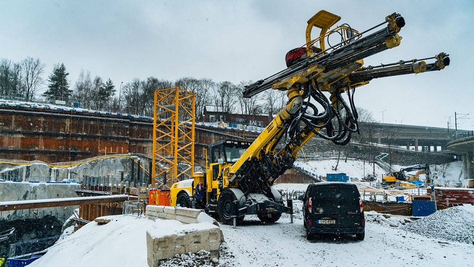 Tunnelriggens borr använder vattenspolning och vattnet måste pumpas upp eftersom vi ligger under grundvattennivån. Mårtensdal, Hammarby Sjöstad, Stockholm