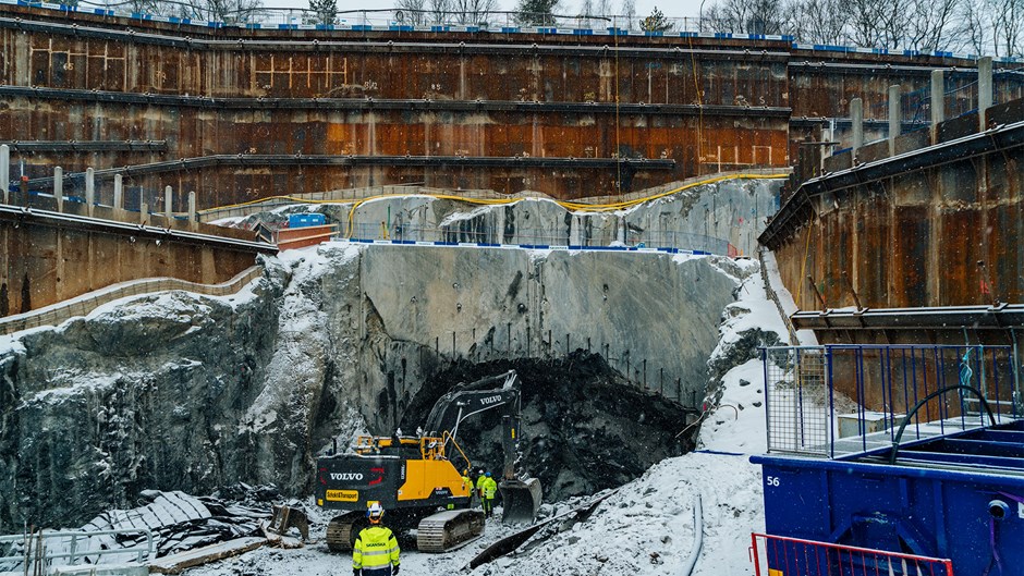 Ovanpå bergschaktet för biljetthallen och rulltrappstunneln kommer det stå ett kontorshus med fjorton våningar. Mårtensdal, Hammarby Sjöstad, Sockholm.