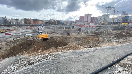 Att arbeta när den hårt trafikerade vägen är en utmaning.
