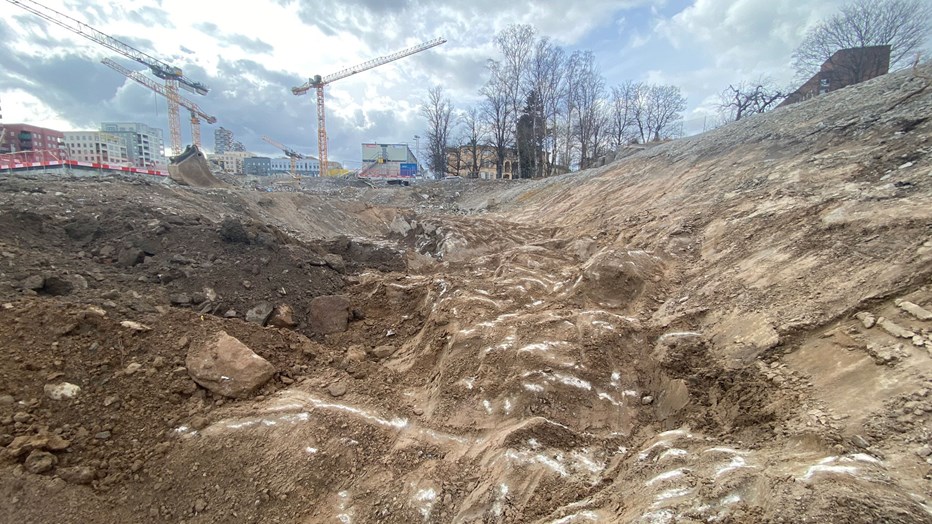 Under våren 2025 arbetar vi med avteckning. berg som är bortsprängt med hagastaden i bakgrunden.