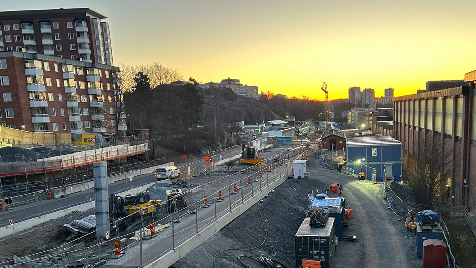 Elledningar och avloppsrör byts ut efter hela Värmdövägen i Nacka.