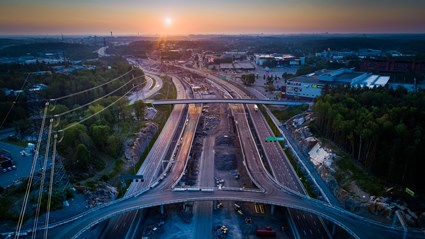Vi har byggt en cirkelformad trafikplats och skapat nya körfält för E20 utanför befintliga körbanor.