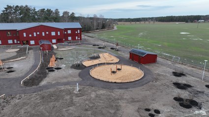 Gården är stor och luftig och bjuder in till lek.