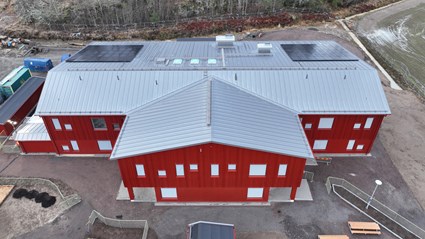 Förskolans tak har utrustats med solceller.