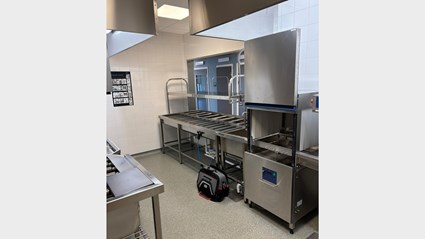 Det stora välutrustade storköket är utbyggt och här kommer det att tillagas och serveras 350 stycken matportioner.