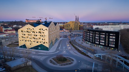 Uppsala har fått en ny ambitiös kontorsbyggnad som drar blickarna till sig.