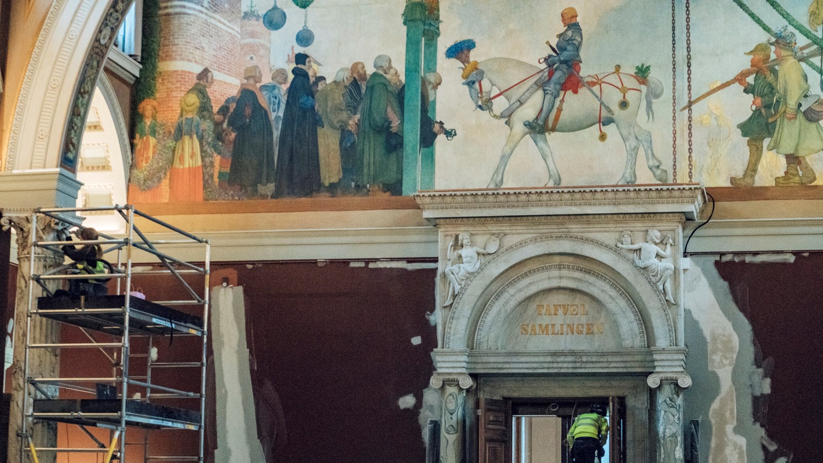 Byggställning framför en vägg med en målning av Carl Larsson på Nationalmuseum.