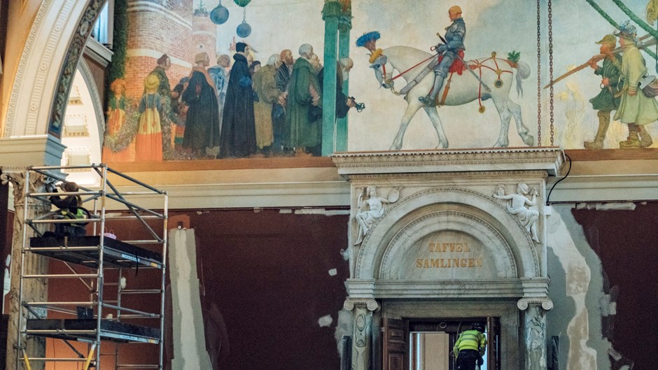 Byggställning framför en vägg med en målning av Carl Larsson på Nationalmuseum.