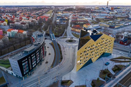 Kontorsfastigheten ligger i det närmaste på perrongen till Uppsala resecentrum.