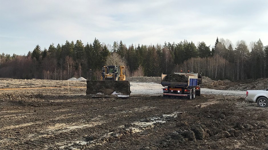 Idrottssatsningen betecknas som en vinn-vinnsituation för alla parter. Istället för att transportera byggmassor till en deponistation, kan byggföretagen köra de mjuka massorna till skjutbanan. 