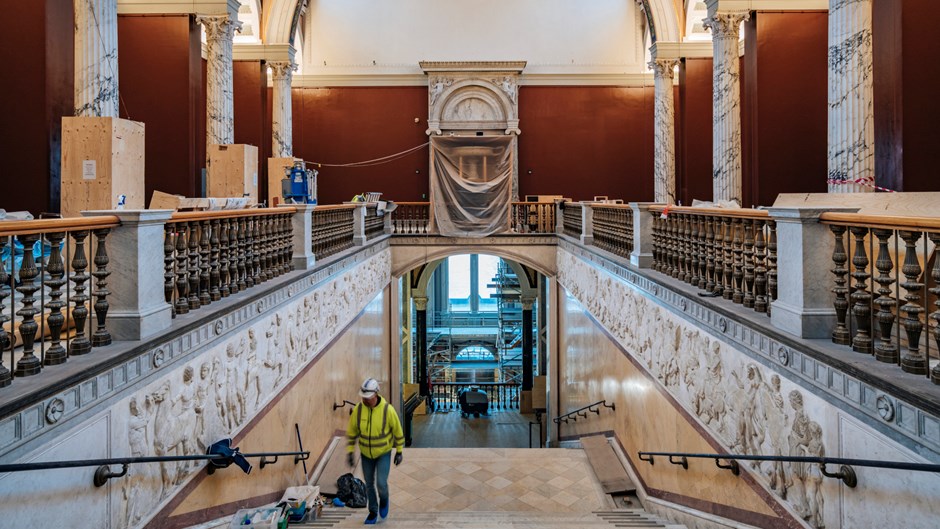 Byggarbetare går upp för trappan i stora entrén på Nationalmuseum.