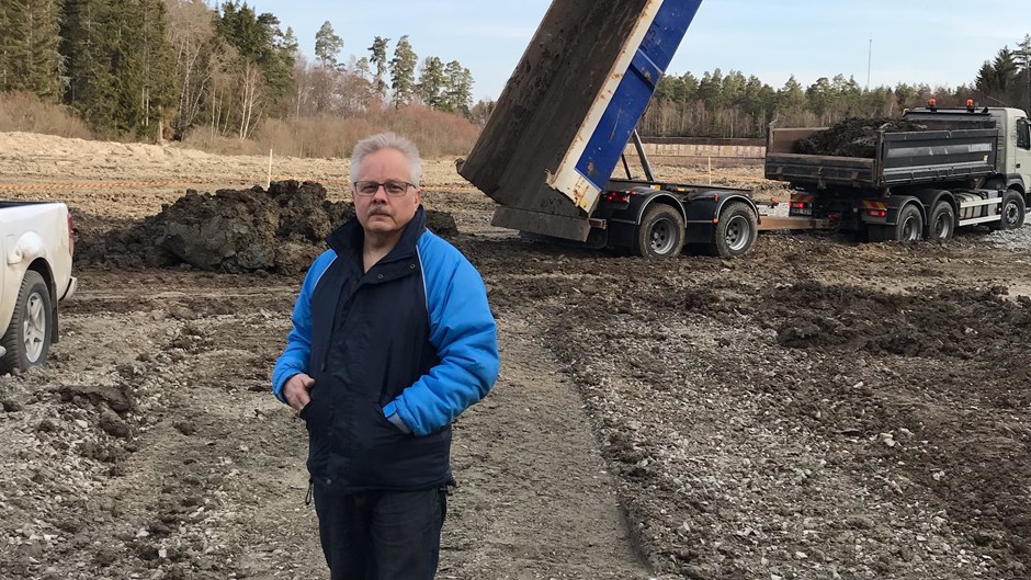  Stefan Andersson ordförande Västerås frivilliga skarpskytteförening står vid Stockkumla skjutbana i Västerås där det lassas av mjuka fyllnadsmassor för att jämna ut kuperad terräng.