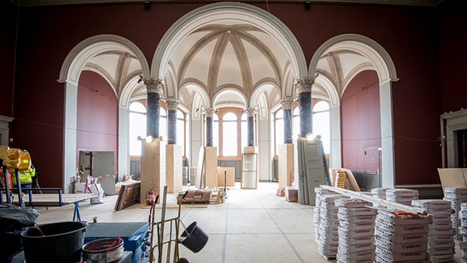 Byggmaterial står uppställt vid ett vackert fönster i Nationalmuseum.