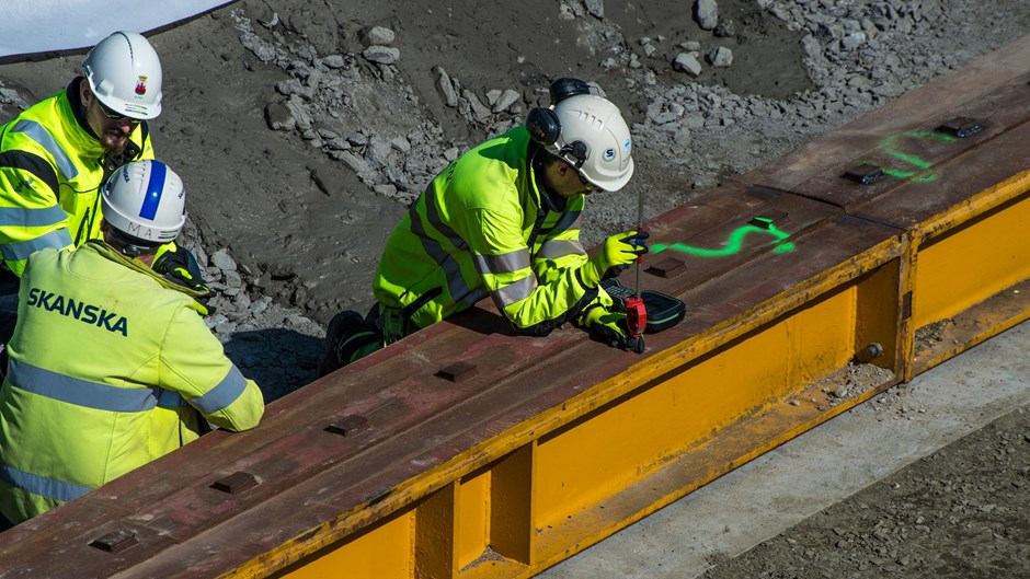 Förbereder inför lansering av bron.