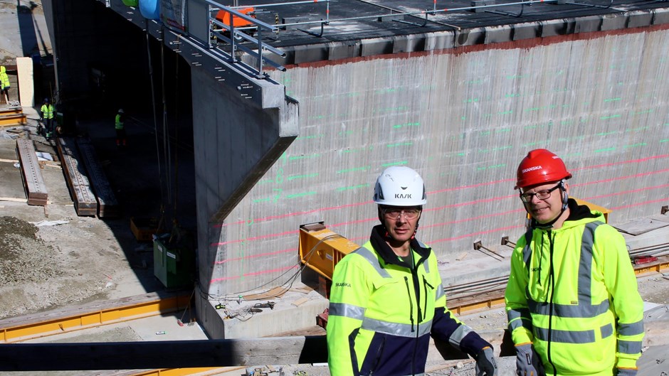 Calle Geraldsson, produktionschef och konstruktören Kalle Lundstedt  framför bron.