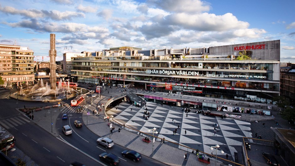 Vy över Sergels Torg i Stockholm och Kulturhuset en sommardag.