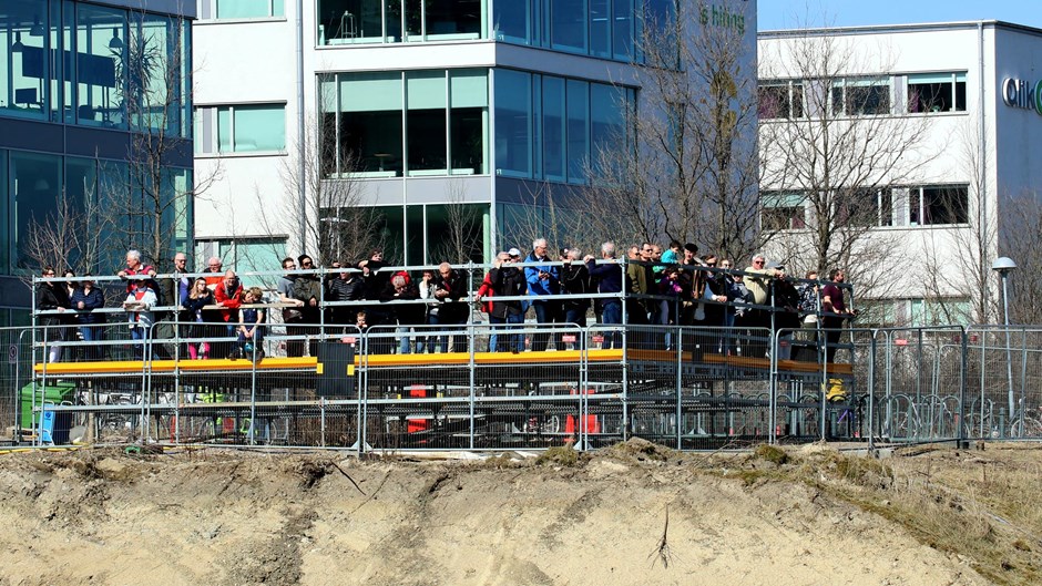 Vårvädret gör utsiktsplatsen välbesökt. Spänningen stiger i takt med att det avgörande momentet, själva lanseringen, närmar sig.