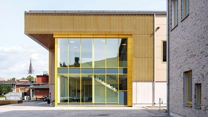 Under byggtiden har projektet haft lärlingar från bygg-, el-, rör- och murningsprogrammet på Marks gymnmasium. Foto Felix Gerlach