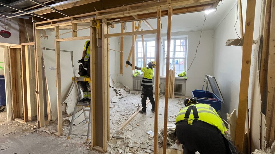 Tre byggarbetare jobbar med att renovera ett av rummen i Östersunds rådhus.