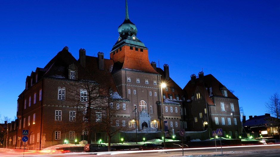Rådhuset i Östersund är en pampig sekelskiftesbyggnad i mörkrött tegel.