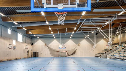 Idrottsbyggnaden innehåller två fullstora hallar, varav den ena med läktare. Foto Felix Gerlach