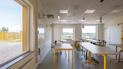 Skolan har plats för 630 elever. Förutom klassrum finns det även olika hemvister, en särskola, mini-aulor, en teater och personalutrymmen. Foto Felix Gerlach