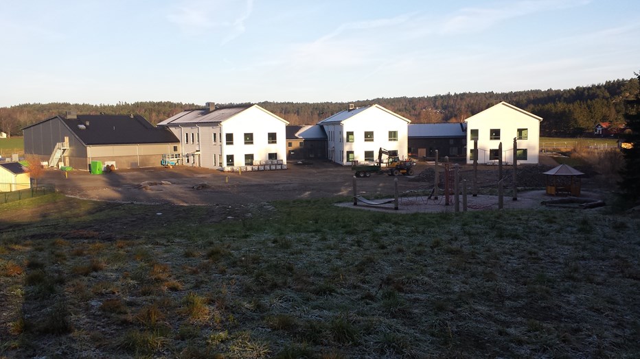 Skolan består av en huskropp med utskjutande delar. Skolan består av en huskropp med utskjutande delar.