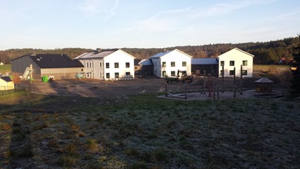 Skolan består av en huskropp med utskjutande delar.