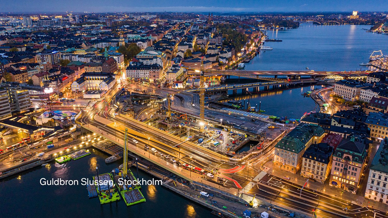 Slussens guldbro belyst drönarbild text