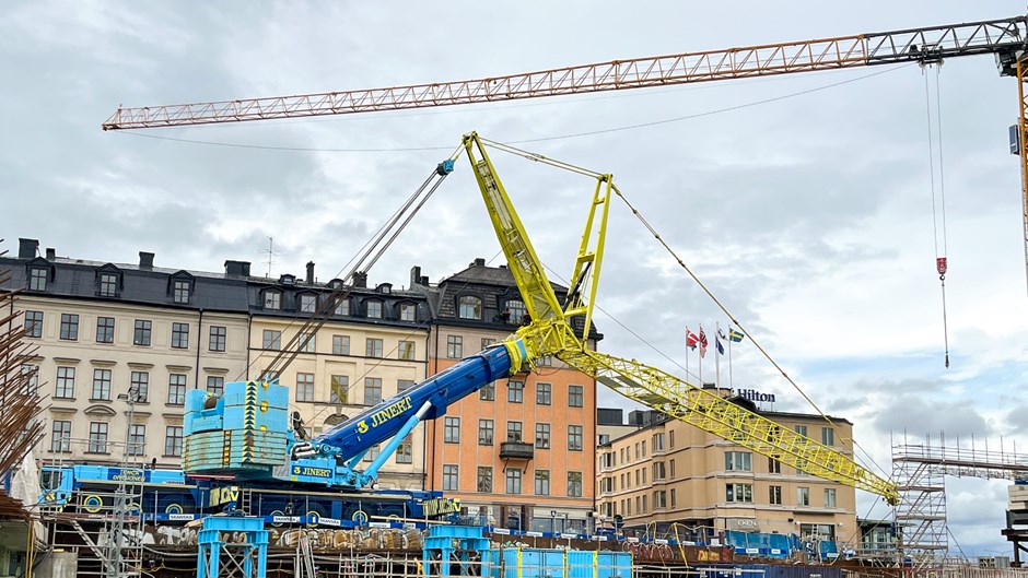 Speciallyftkran i Slussen som lyfter ut cirka 40 ton tunga stålbalkar.