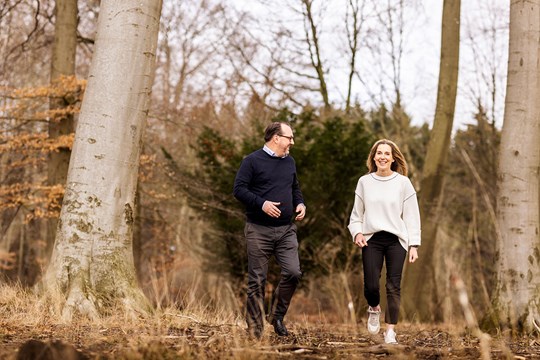 Greenfoods Anna Klenell och Skanskas Johan Hedve går i en skog.