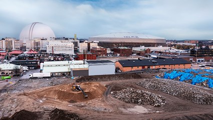 Stockholms stads höga kravställan om ett fossilbränsle- och emissionsfritt projekt har varit avgörande för detta banbrytande pilotprojekt. Här ses Volvos elektriska grävmaskin EC230 Electric. 