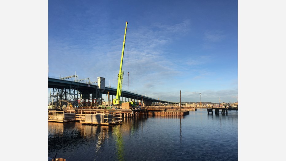 Arbetet med Hisingsbron är tekniskt mycket utmanande med komplicerad grundläggning. Arbetet med Hisingsbron är tekniskt mycket utmanande med komplicerad grundläggning.