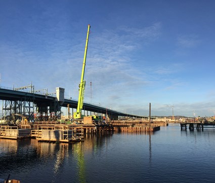 Arbetet med Hisingsbron är tekniskt mycket utmanande med komplicerad grundläggning.