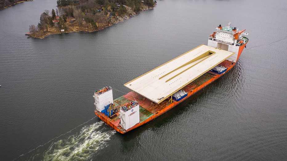 The golden bridge travels through the archipelago. The golden bridge travels through the archipelago.