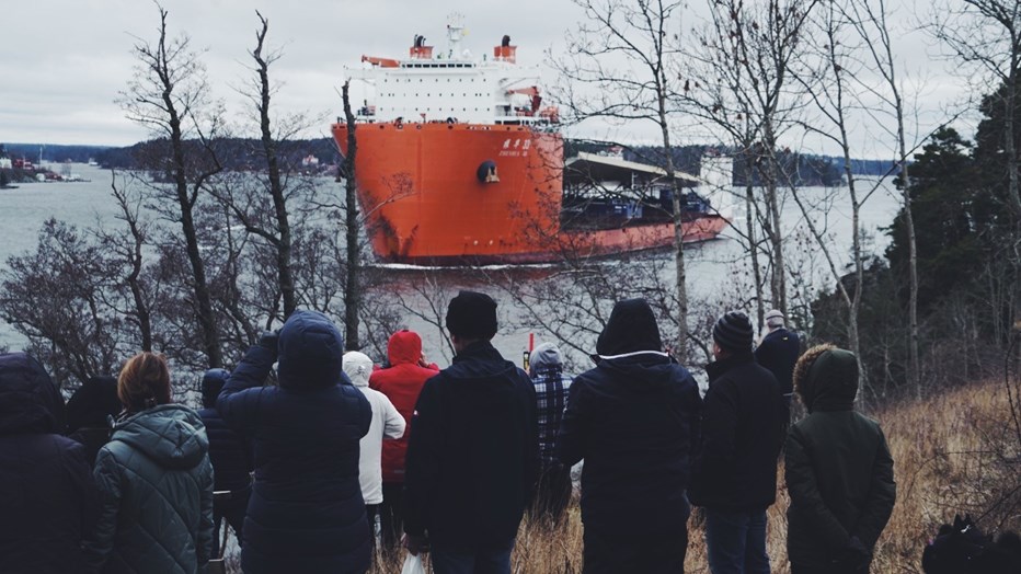 Many people want to see the new bridge approaching Stockholm. Many people want to see the new bridge approaching Stockholm.