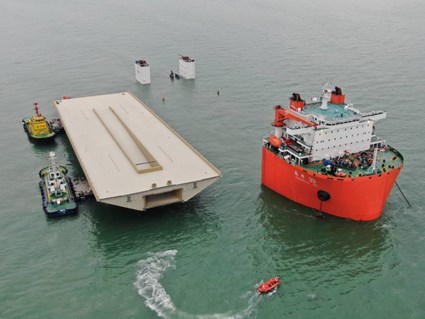 The pontoons with the bridge were floated onto a submersible ship, a so-called semi-submersible transport ship. This ship transported the entire bridge over the sea to Stockholm. Image source: Foster + Partners Perry Ip